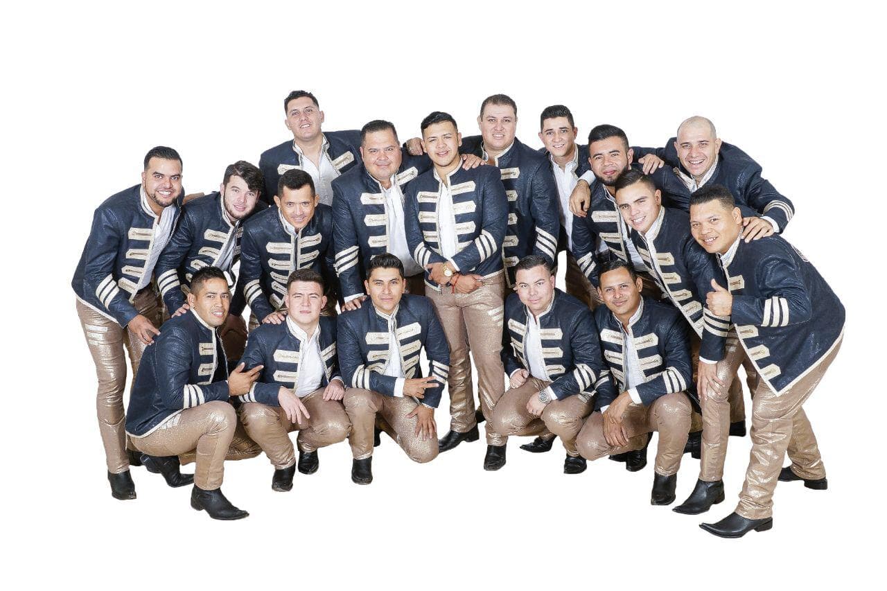 "Alguien me dice una idea, nosotros se las hacemos; esa es una de las ventajas que tenemos además de que podemos trabajar con lentejuelas, mezclillas, cedas y piel", confesó el sastre Armando.