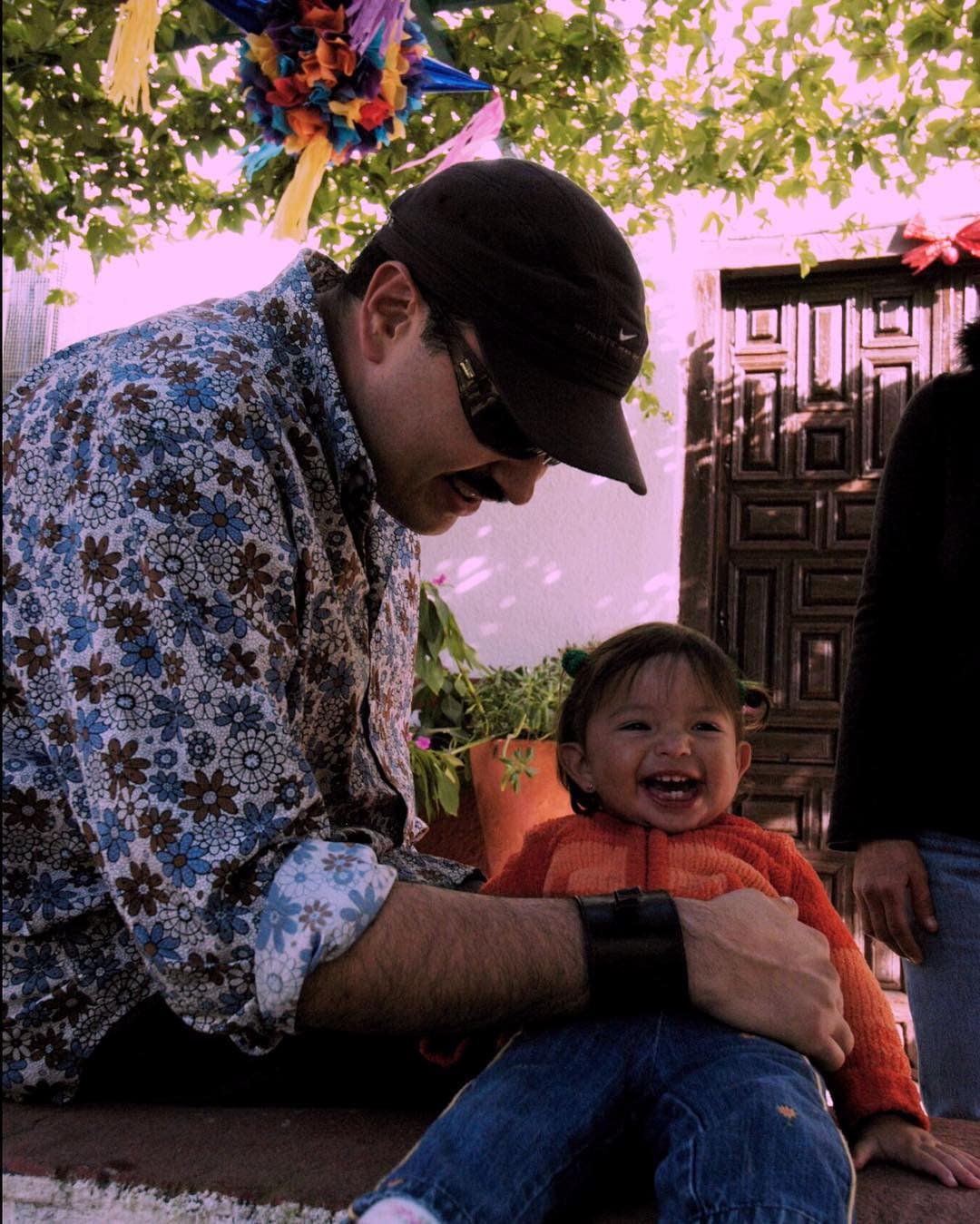 Desde pequeña, Ángela ha vivido en el mundo de los escenarios. Con una familia llena de artistas, era solo cuestión de tiempo para que ella también le entrara a la música.