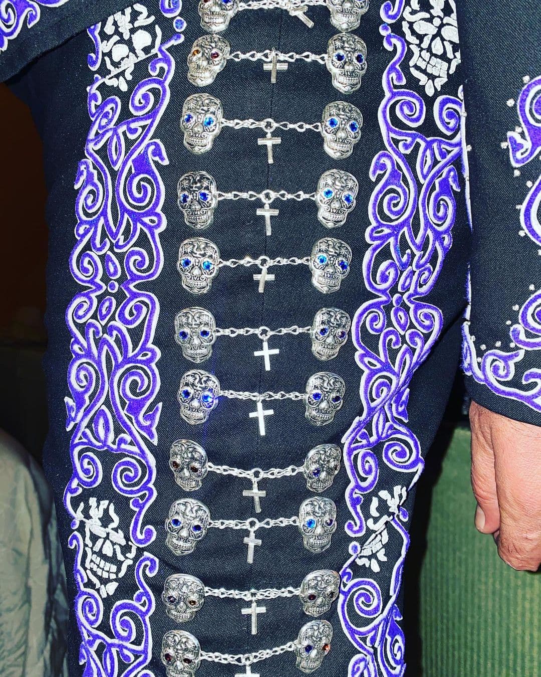 "A parte de todo, las calaveras siempre me han llamado la atención, entonces vino al caso, todos los planetas alineados: tiempo para hacerlo. estar encerrados, no poder hacer shows normales y el gusto por esta particular tradición".