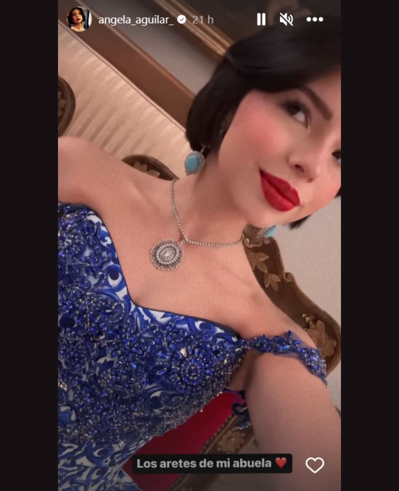 Ángela Aguilar presume lujosas joyas de Flor Silvestre en su visita a la Reina de España.
