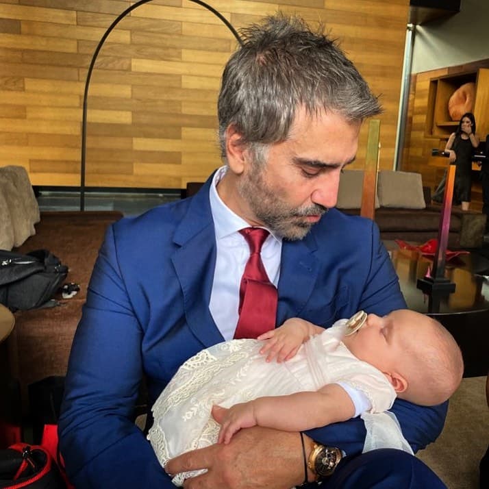 El intérprete está disfrutando mucho su etapa como abuelo joven, pues Cayetana nació poco antes de que él llegara a los 50 años de edad.