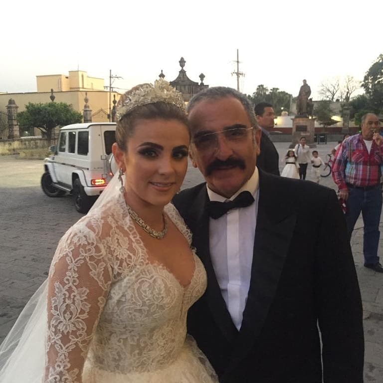 Sissi lució un impresionante vestido de novia clásico al estilo princesa con un escote de corazón, manga larga de encaje y una preciosa cola. La joven también optó por utilizar el cabello recogido, mismo que logró que sus rasgos físicos destacaran.