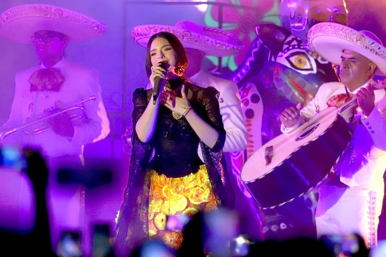 Ángela Aguilar tiene un Tesla para transportarse.