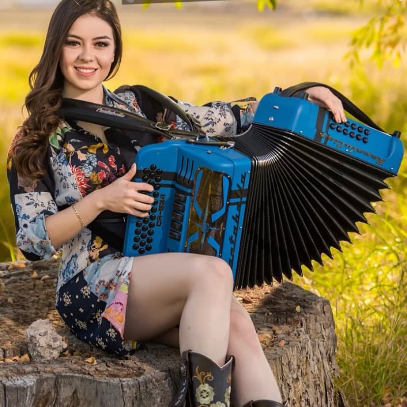 Janeth Valenzuela, cantante y acordeonista, es la mujer con la que relacionan a Loaiza.