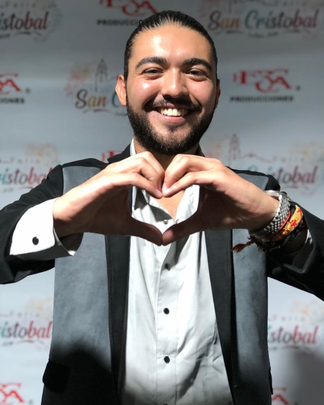 A los 8 años, el cantante probó suerte en Código Fama, donde fue rechazado las primeras dos veces y fue hasta el tercer casting que logró quedarse.