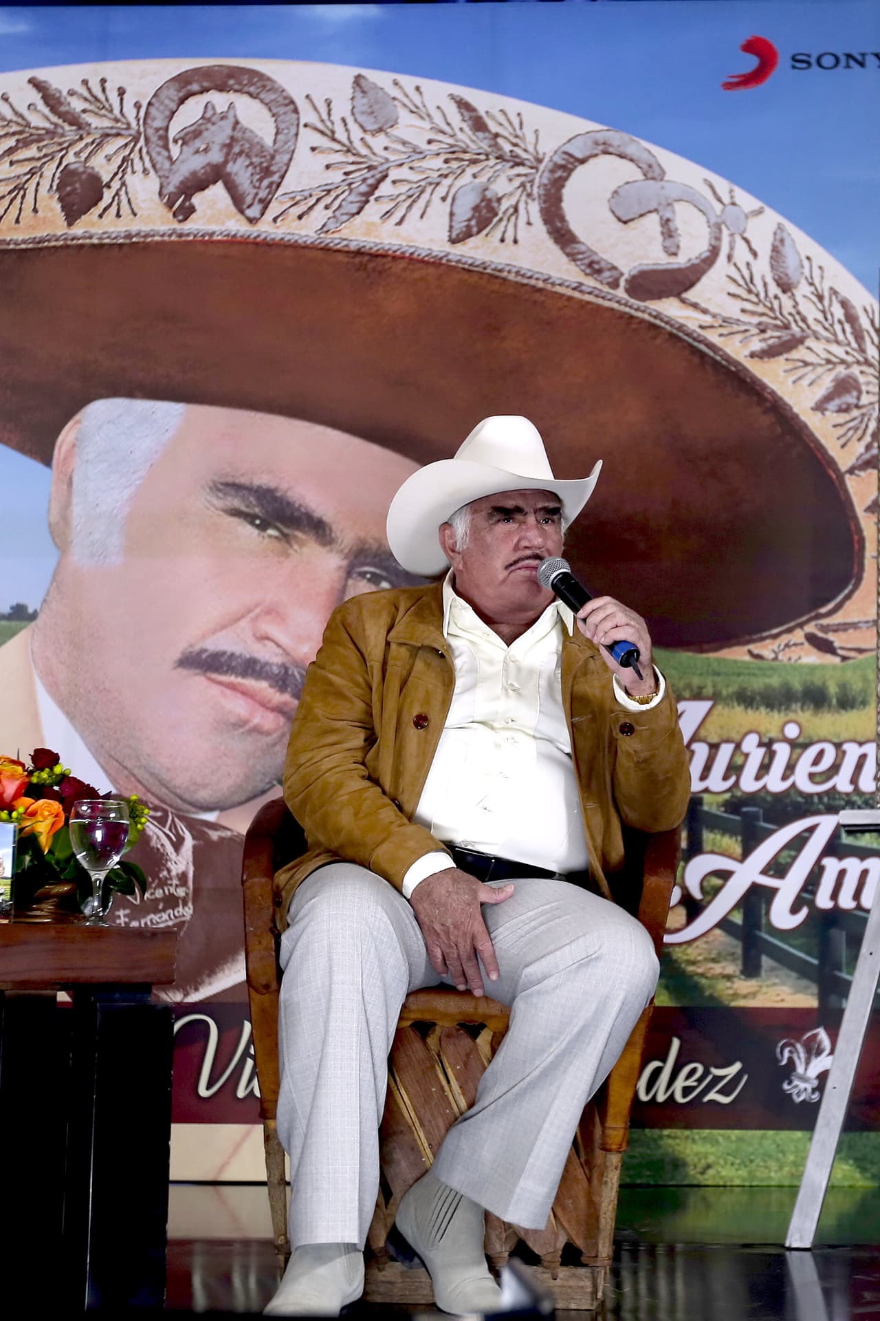 “Tengo más de 100 álbumes en el mercado y he grabado más de 300 canciones que aún no se han dado a conocer. Mi vicio es cantar”, mencionó.
