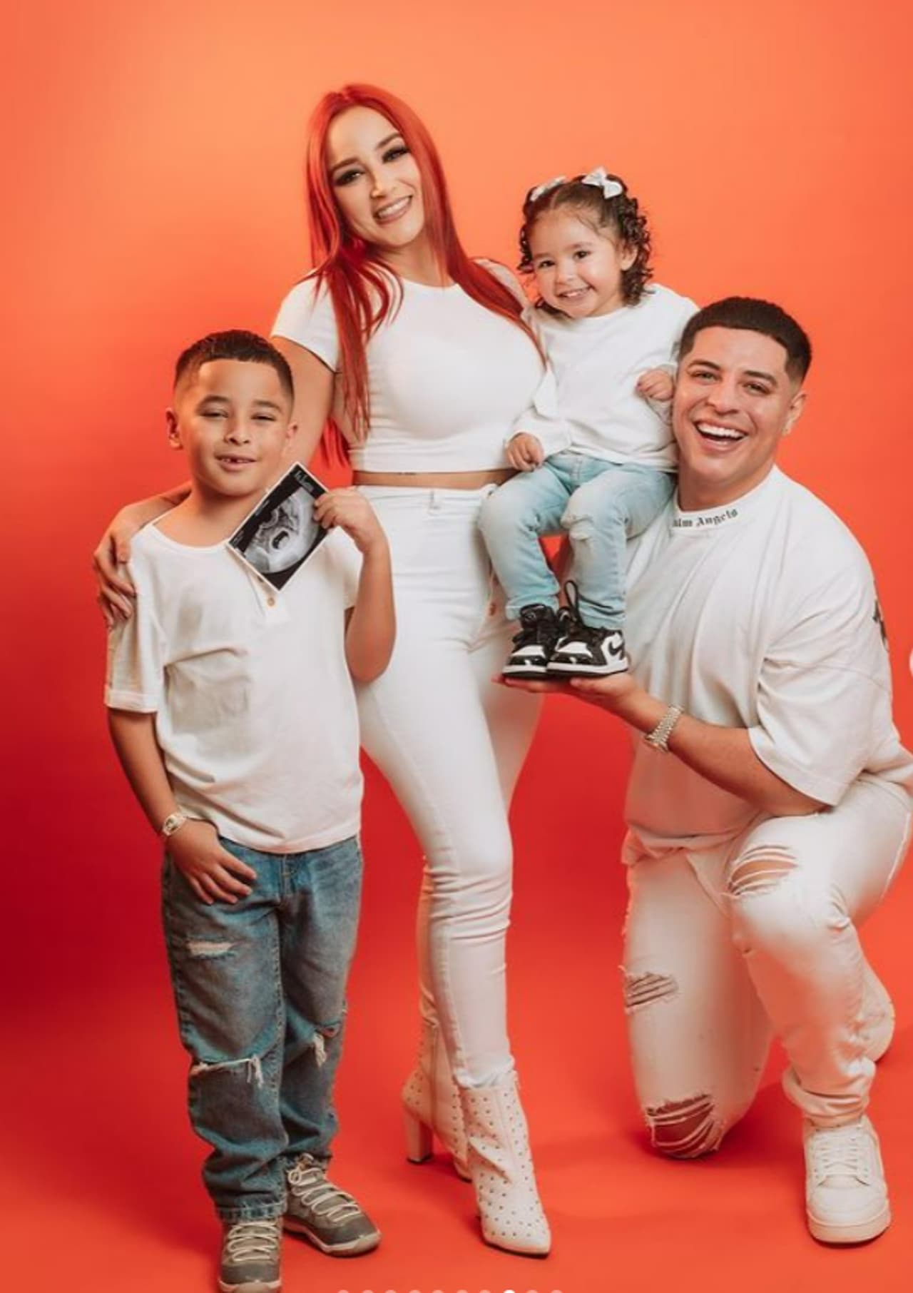 Eduin Caz y Daisy Anahy hicieron una sesión de fotos para anunciar que tendrán otro bebé.