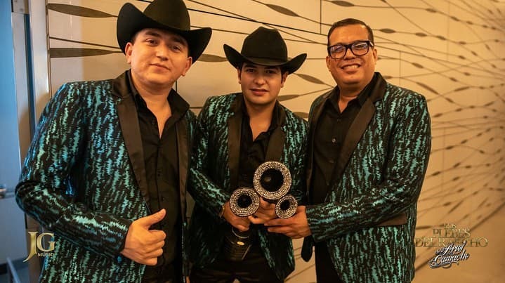 El regreso de Los Plebes del Rancho de Ariel Camacho se dio con el nuevo álbum “Nació Pa’ Leyenda”, disco que es un homenaje al fallecido exlider de la agrupación Ariel Camacho.