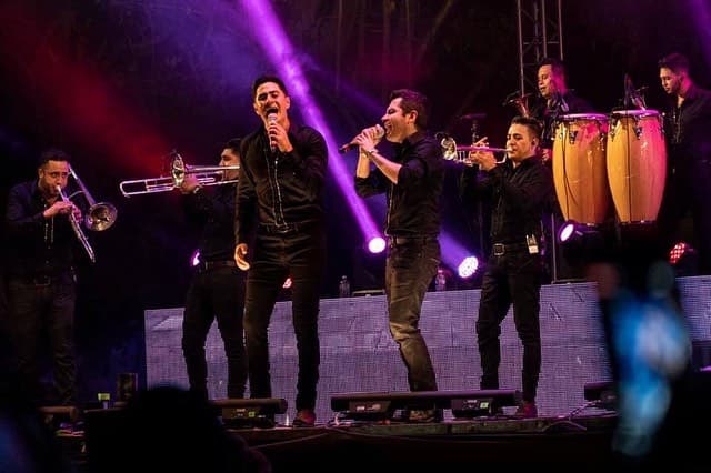 A lado de Isaac Salas y Memo Garza, el joven Corrales interpretó los mejores éxitos de la agrupación en su concierto en Huixtla, Chiapas.