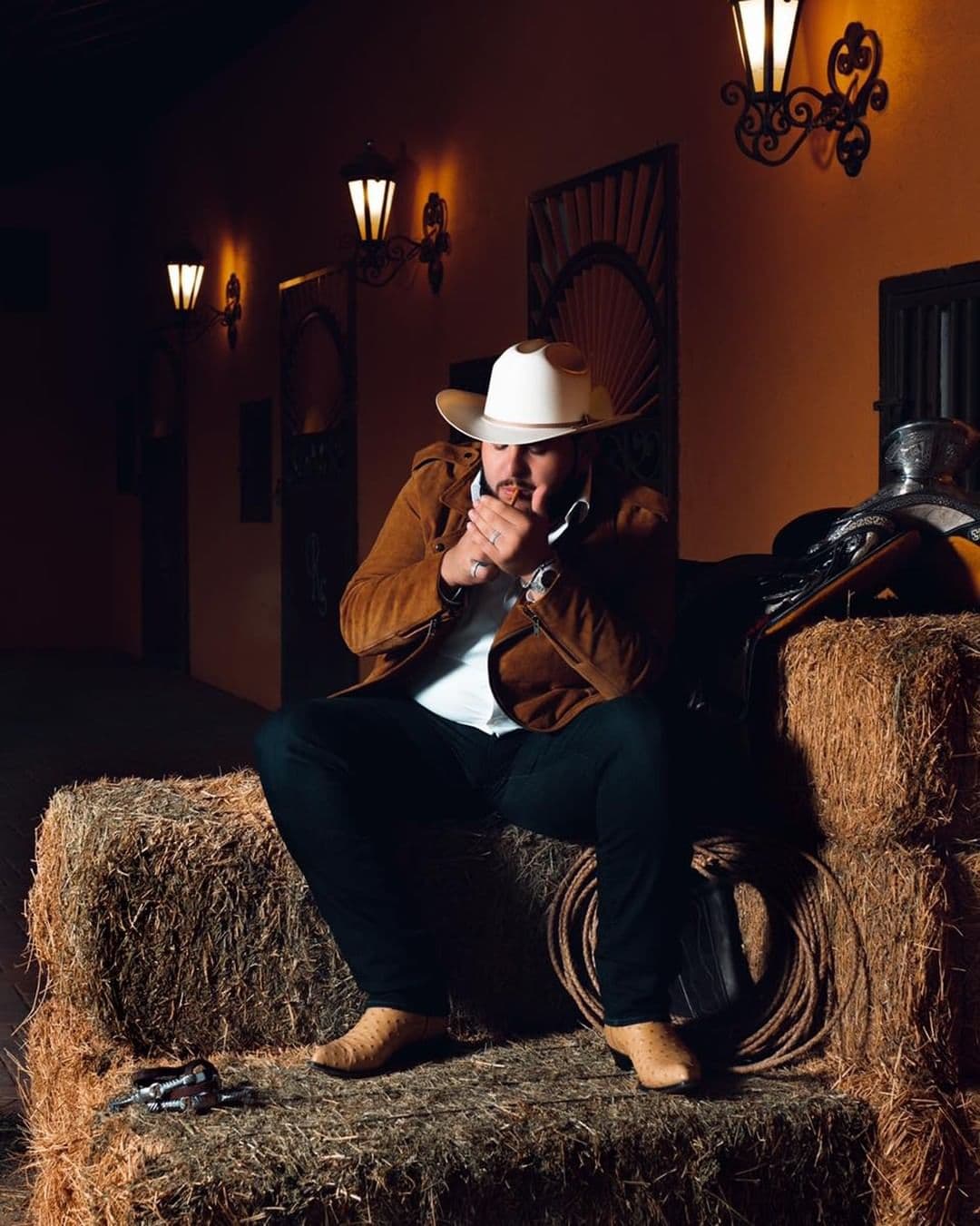 "Palabra de Hombre" fue el primer lanzamiento musical de El Fantasma en 2020.