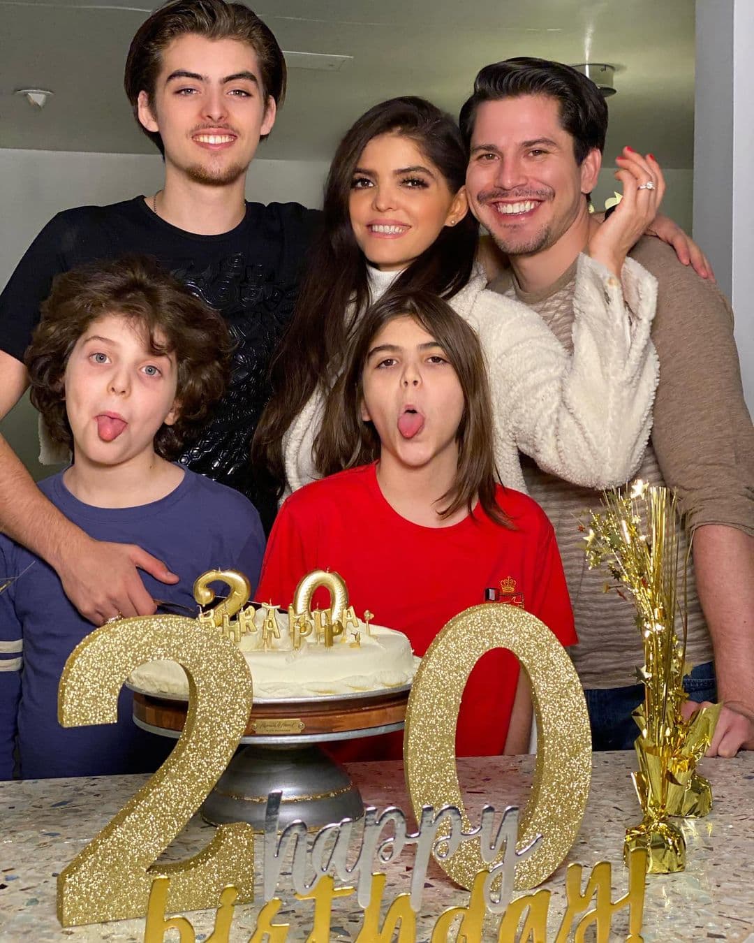 En reiteradas ocasiones hemos visto videos compartidos por madre e hijo en donde se les ve interpretando alguna canción, él siempre tocando la guitarra.