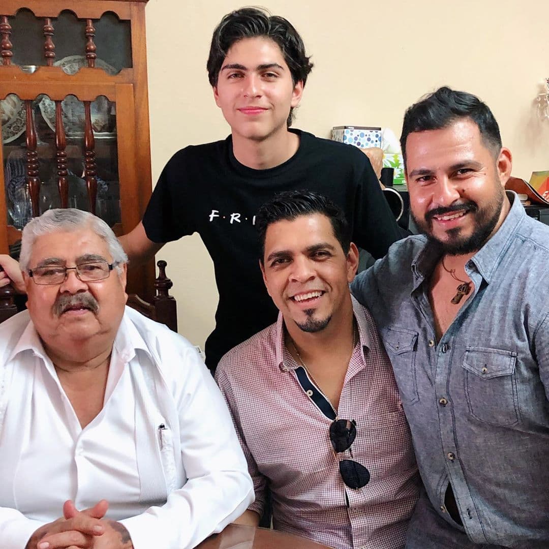 Marco Figueroa (derecha en imagen) es el director musical de Los Recoditos y único miembro original que permanece desde la fundación de la banda hace 30 años.