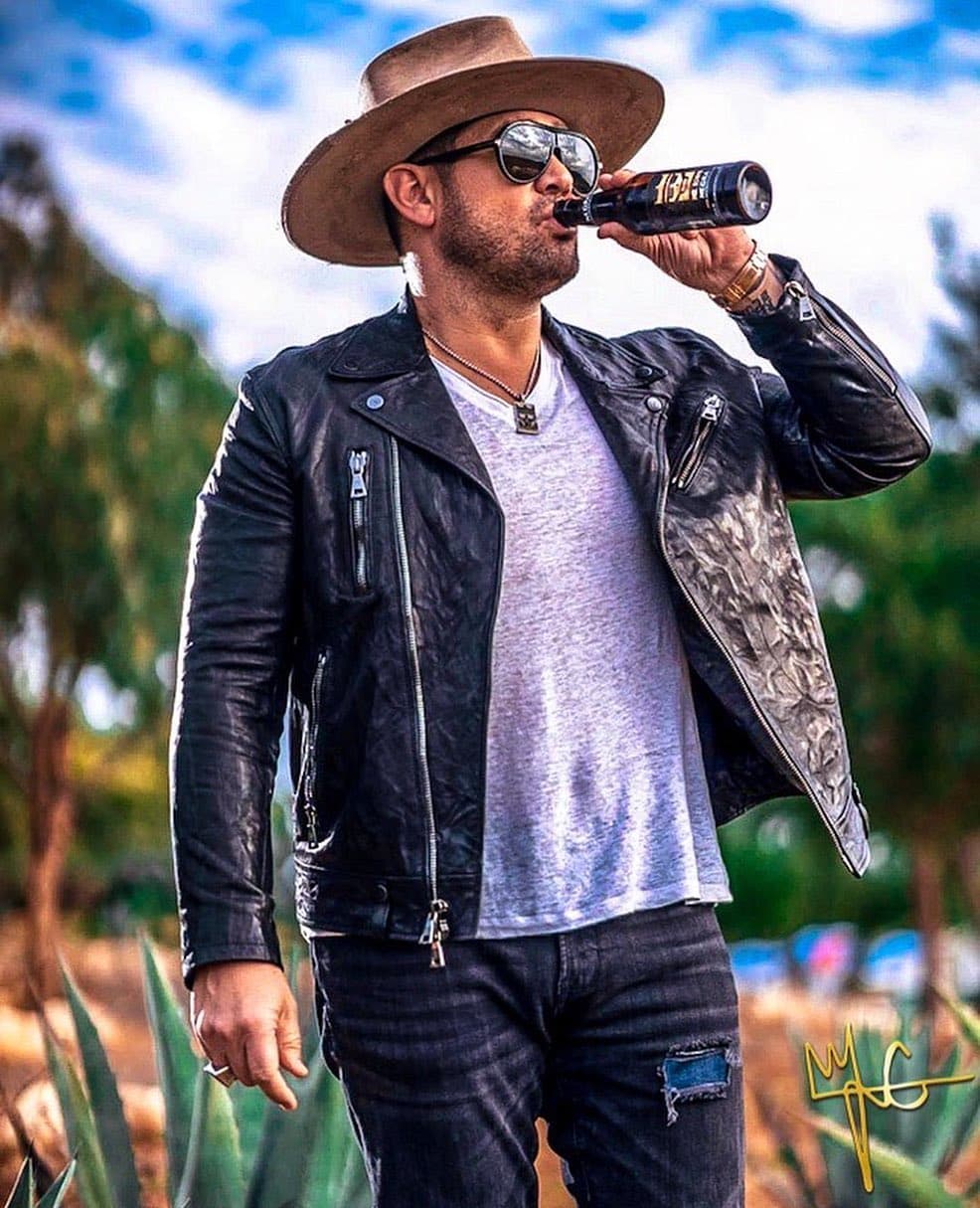 La comida es una combinación de platillos mexicanos y estadounidenses junto a cortes de carnes, lo que lo ha vuelto un éxito en el suelo norteamericano, además del gran ambiente con el que cuenta el lugar con música de banda y electrónica.