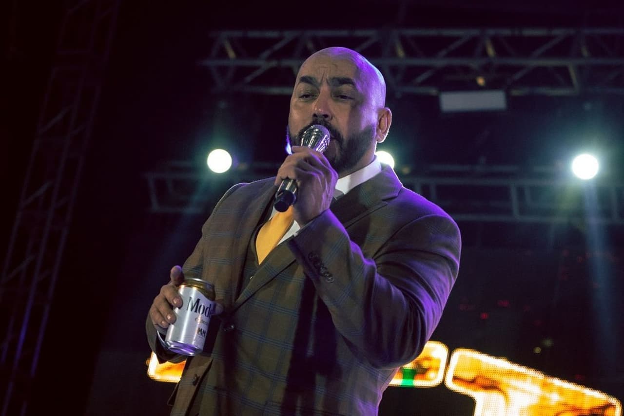 Lupillo Rivera se quebró sobre el escenario y derramó algunas lágrimas mientras cantaba "Sufriendo A Solas" de Jenni Rivera.
