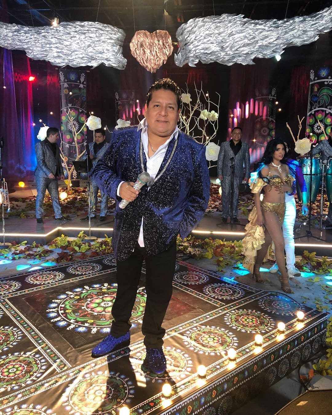 Carlos Becíes marcó una etapa en Los Ángeles Azules con interpretaciones famosas: "Cómo Te Voy a Olvidar", "Mi Niña Mujer" y Me Haces Falta Tú", entre otras.