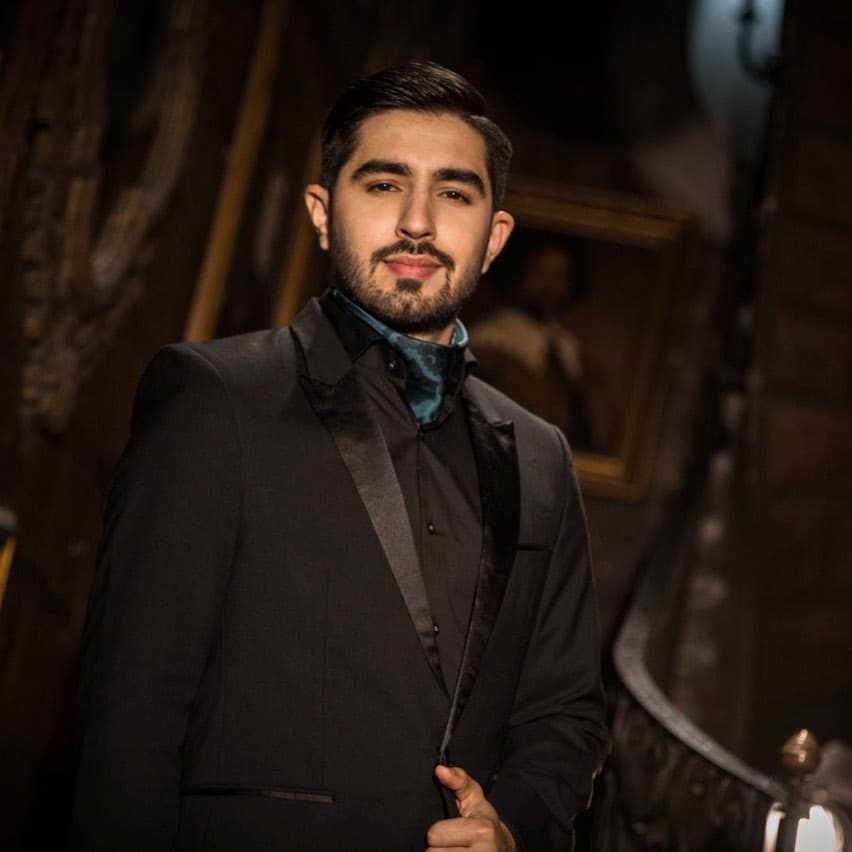 En 2015 Favela firmó con Sony Music y grabó nuevamente para lanzar su álbum “Hecho a Mano”. En noviembre del mismo año, lanzó su primer sencillo, “Me Gusta Verte Arrepentida”, logrando alcanzar el número 25 en las listas regionales de canciones mexicanas y el Top 20 en varias listas digitales.