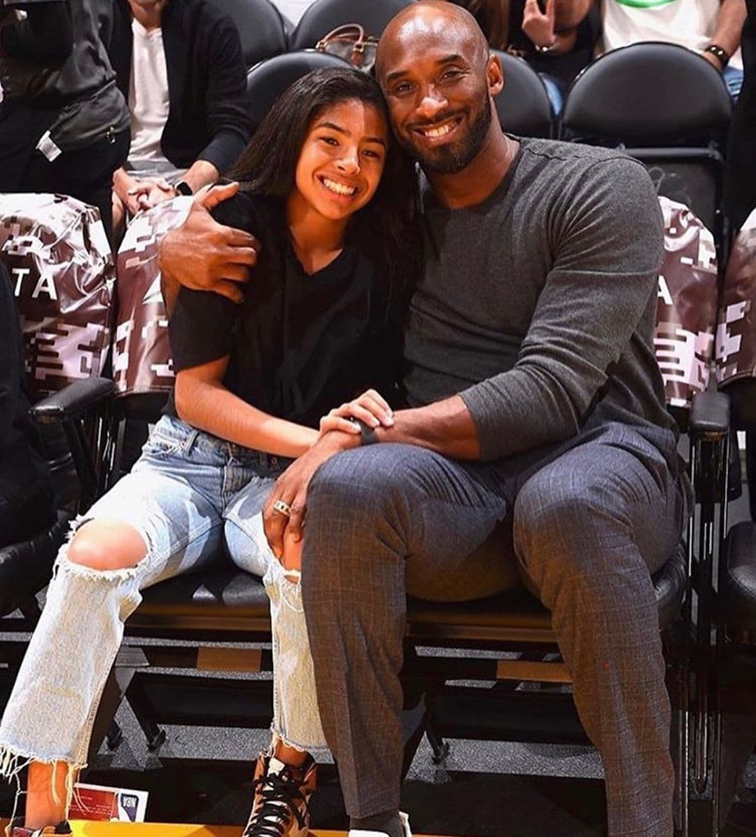 "Lamentablemente e inexplicable porque pasan estas cosas,esta mañana nos hace reflejar lo vulnerable que somos los seres humanos y que en cualquier momento dejamos esta vida porque así lo tiene escrito DIOS y cómo padre de familia no quiero ni imaginar esos últimos momentos que vivió Kobe y todos los tripulantes de ese helicóptero sólo les quiero pedir que OREMOS por estas familias y que Dios bendiga a cada uno de ustedes y aprovechen cada segundo que Dios Nos a prestado esta vida y disfruten cada momento con los que más AMAN", escribió Larry Hernández.