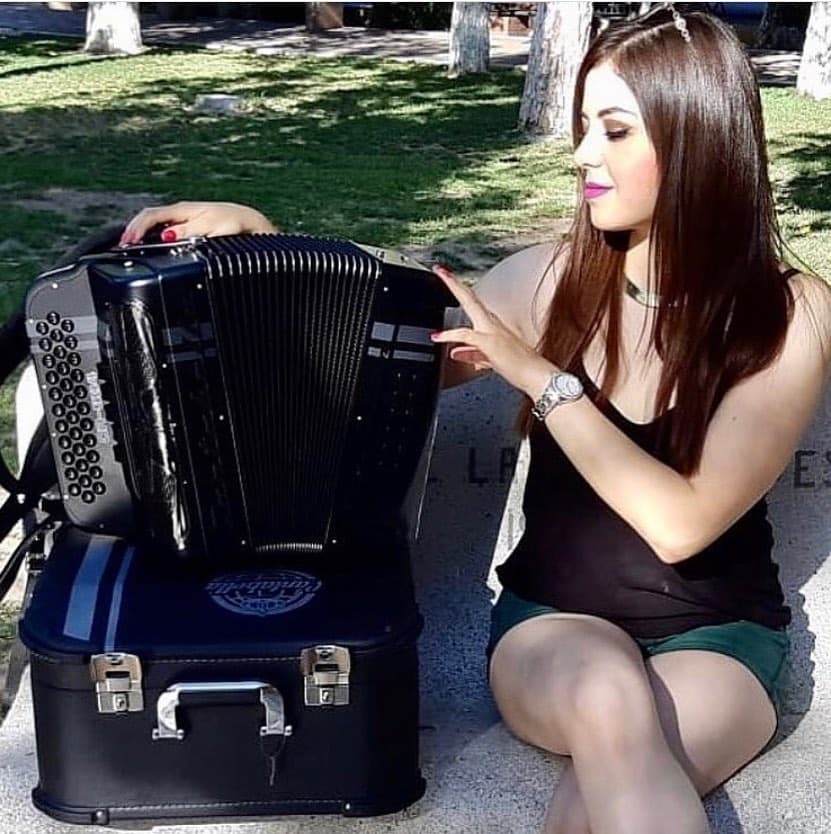 En los comentarios de la gente que estaba presente en la transmisión, aseguraban que había algo entre ellos dos, lo que comenzó a desatar las teorías de una posible relación.