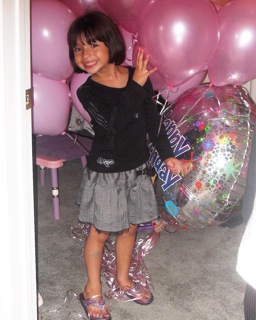 Para su cumpleaños 17, la temática fue, de hecho, el color rosa. Mismo que ha estado presente en otros de sus cumpleaños, como en esta foto, cuando tenía solo cuatro años.