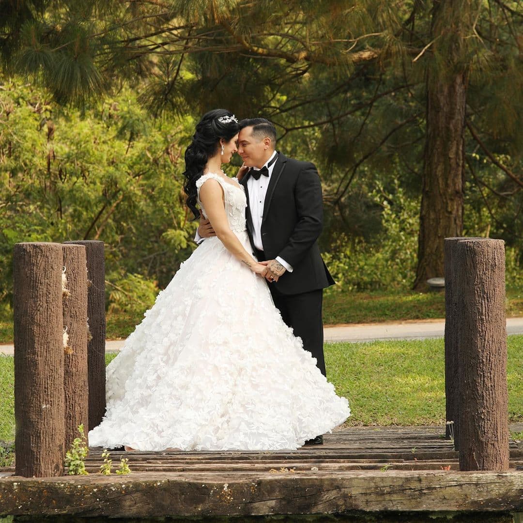 Edwin Luna y Kimberly Flores se encuentran festejando su primer aniversario de bodas.