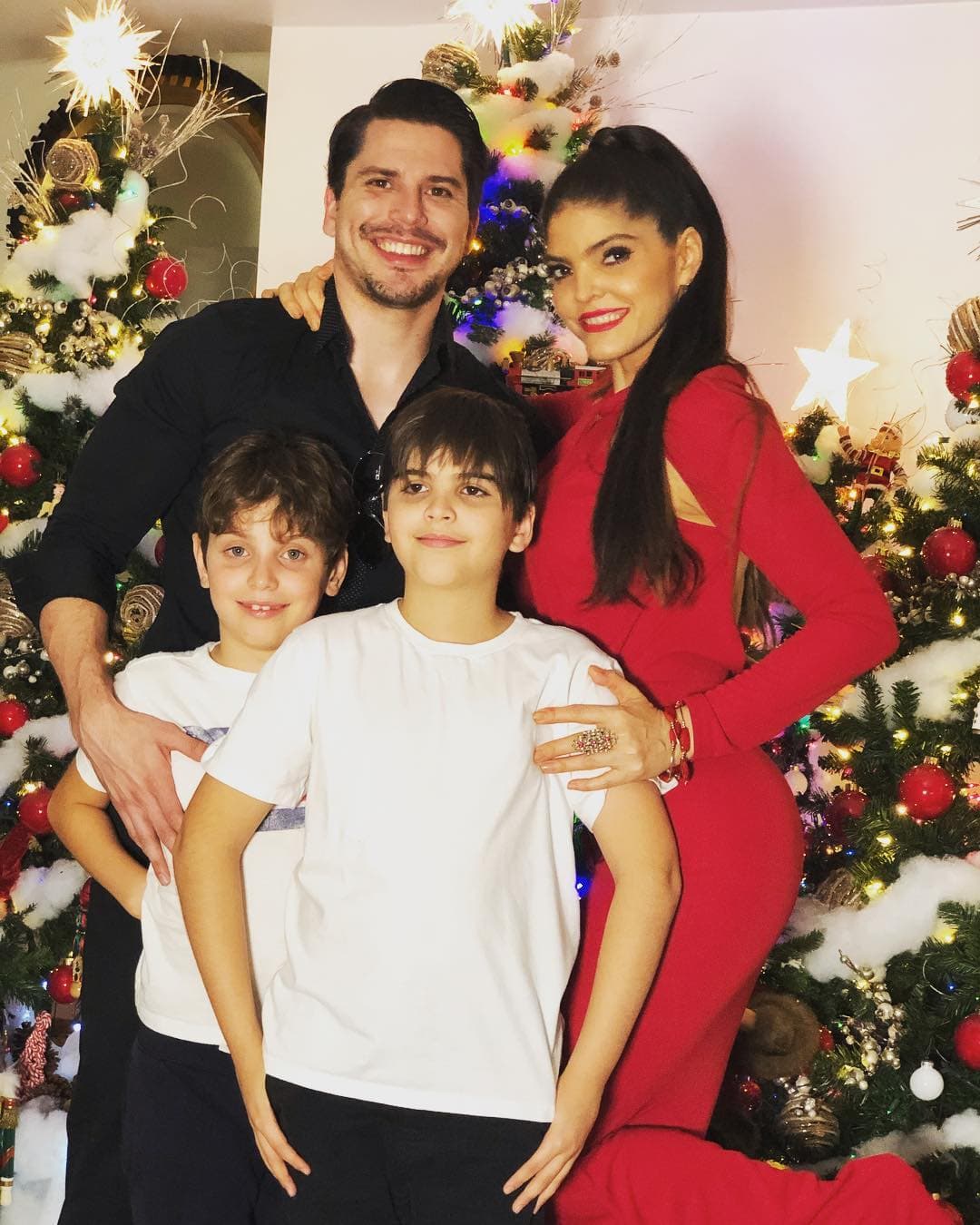 En fechas importantes, Ángel ha estado junto a Ana y su familia, prueba de ello es esta imagen de las fechas decembrinas pasadas.