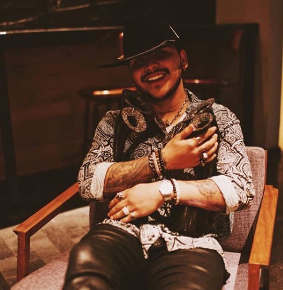 En su cuenta de Instagram, Christian Nodal presumió una foto con sus dos reconocimientos: el que ganó con Piso 21 y el que se llevó como Solista Masculino del Año. "Todo aquel que muestra amor a mi música GRACIAS! Los amooo!!", escribió el cantante.