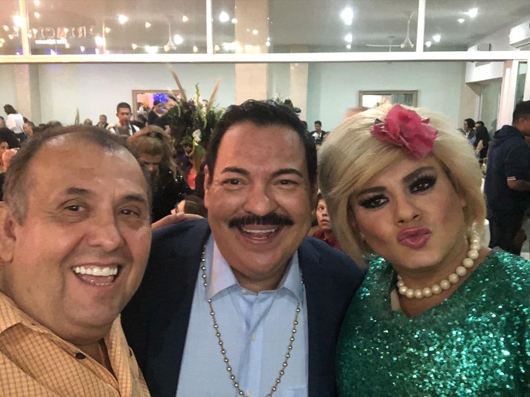 Invitados, como “Doña Pepona”, conductora de Bandamax, se vieron en las diferentes fotografías compartidas por el cantante.