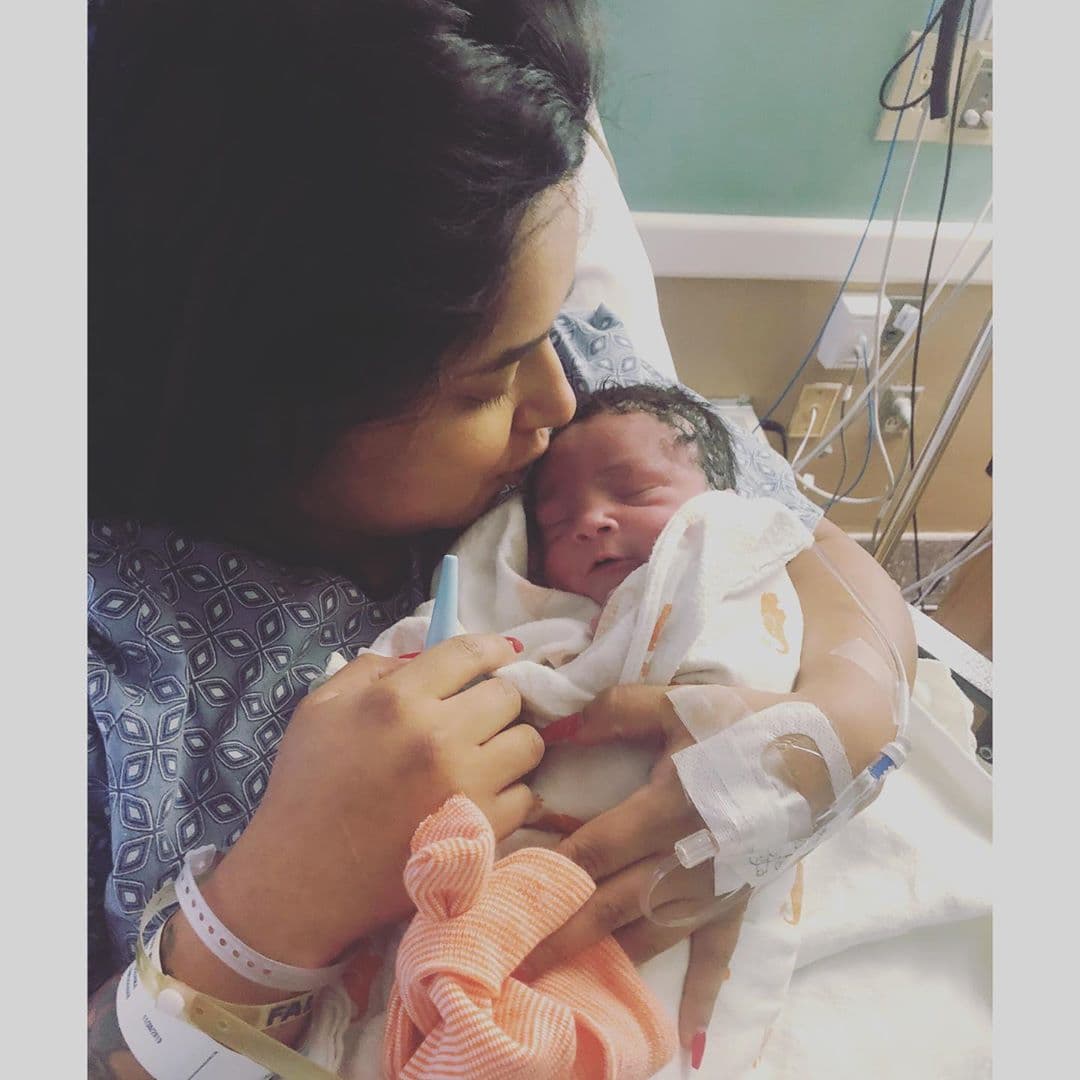 “Aria Elena Ortiz nació el 30 de noviembre de 2019 a las 2:10 p.m., pesó 6 libras y 7 onzas (2.8 kilogramos) y 17 pulgadas de largo (43.18 centímetros)”, escribió la hija de “El Toro del Corrido”.