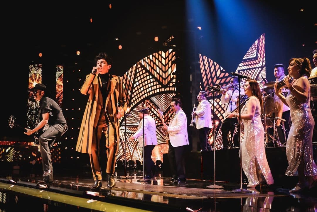 Por su parte, Kinky hizo lo propio en "Mis Sentimientos".