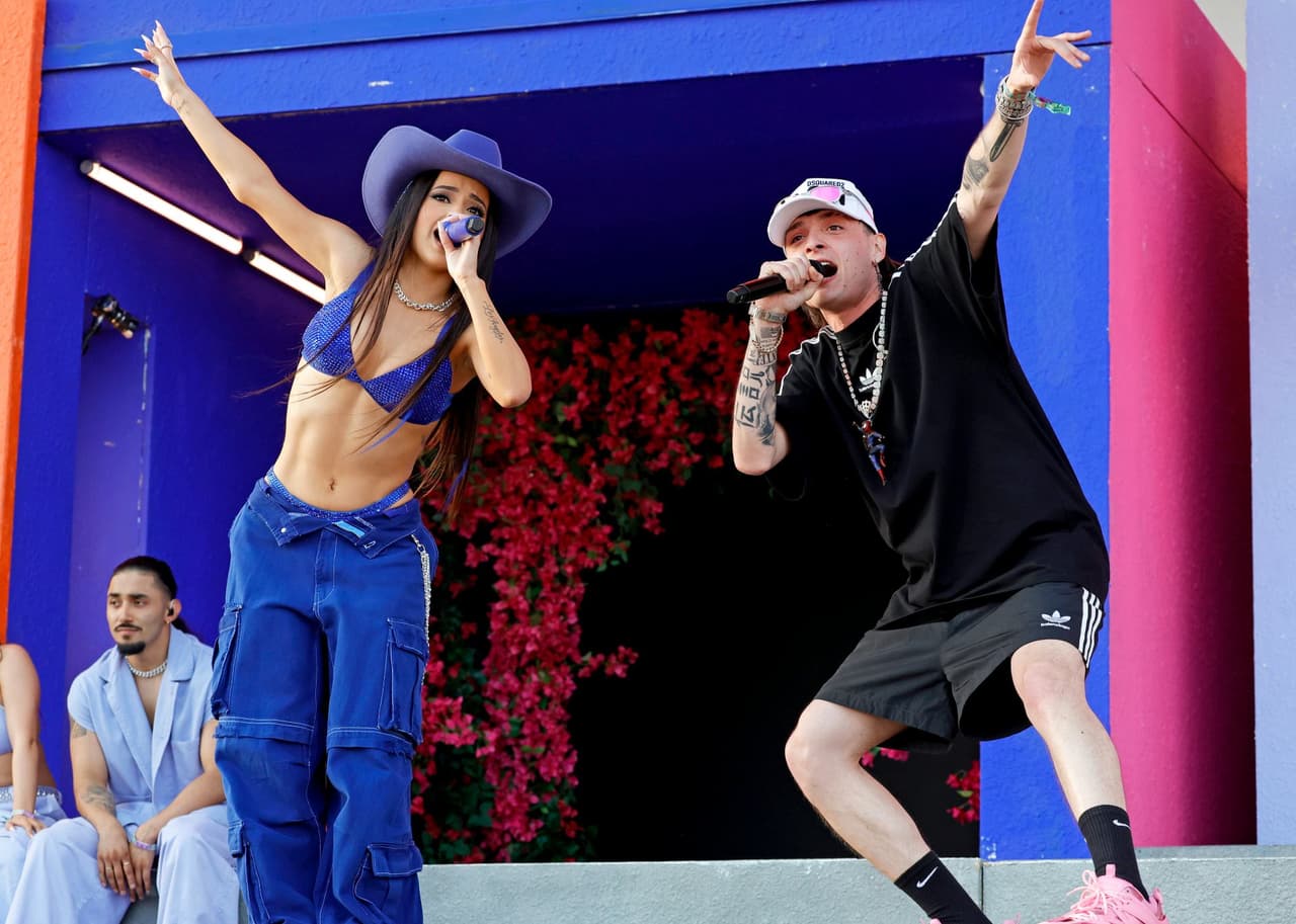 Peso Pluma cantó "Chanel" con Becky G en el festival Coachella 2023.
