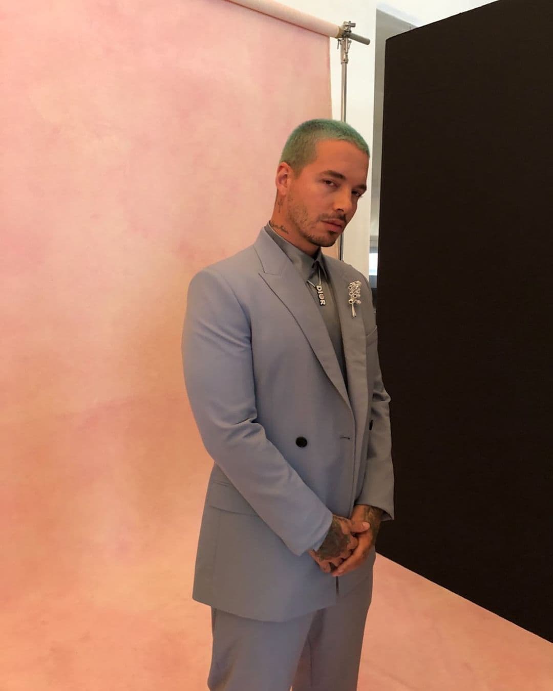 Antes del fallecimiento de “El Divo de Juárez”, el cantante lanzó un álbum de colaboraciones con distintos artistas, uno de los duetos que más llamó la atención fue el que hizo con J Balvin con su canción “La Frontera”.