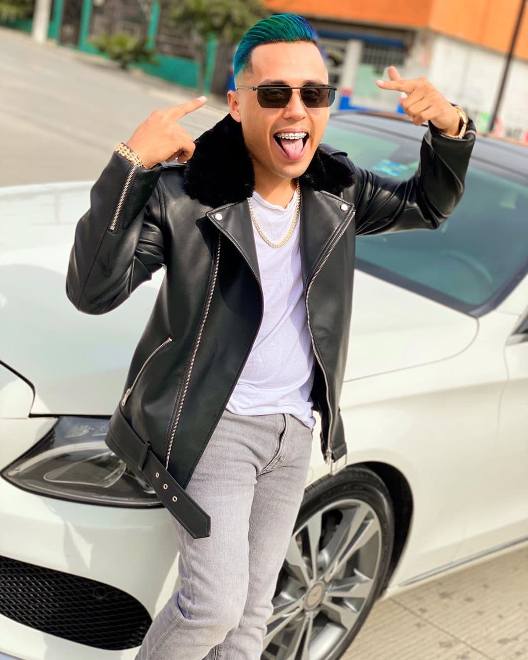 El guitarrista de la banda oriunda de Tijuana no se quedó atrás y pintó su pelo de azul.