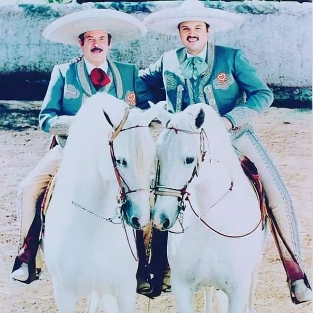 Pepe Aguilar comparte momento histórico junto a su padre Antonio Aguilar cantando a dueto