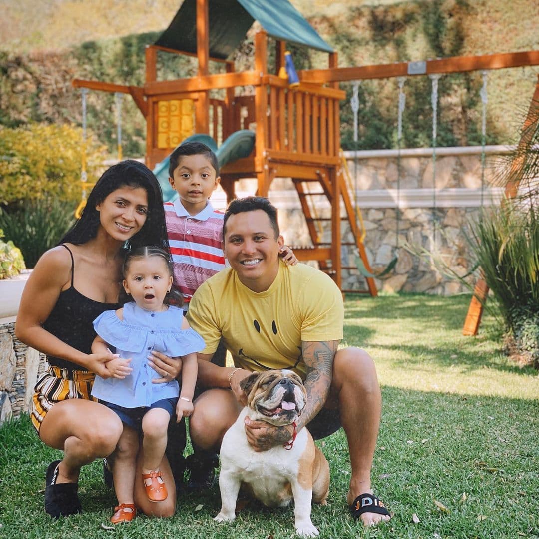 El jardín es tan grande que hasta hay una zona de juegos infantiles para sus hijos Dasha, Damián y Gianna.