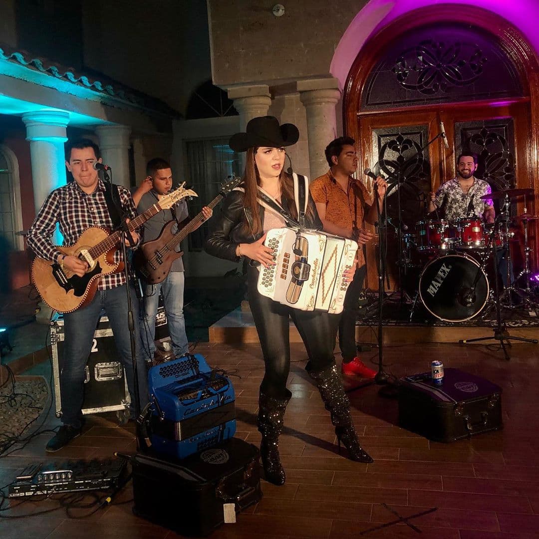 A sus 26 años, Janeth Valenzuela se abre paso en el regional mexicano.