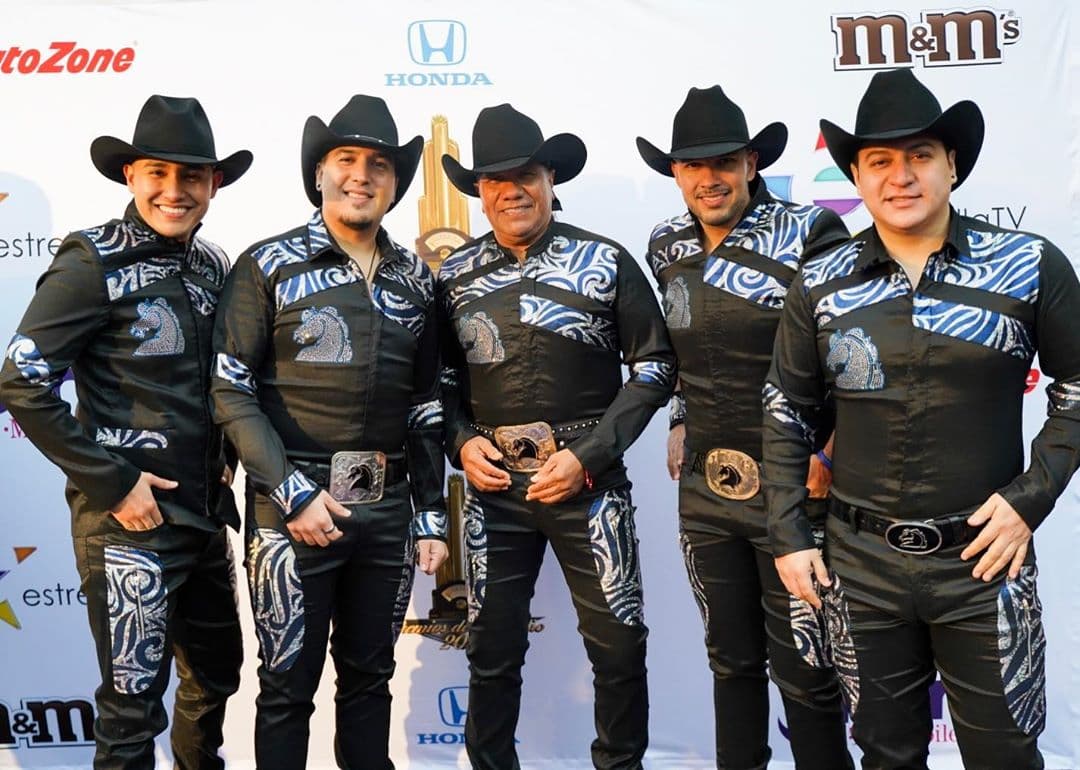 Bronco, originario de Apodaca, Nuevo León sorprendió a todos sus seguidores con el nuevo álbum “Bronco Por Más”, que cuenta con colaboraciones con Ricky Muñoz, Mijares, Río Roma y Los Caligaris. El disco logró rebasar el millón de reproducciones en Spotify en tan solo una semana.