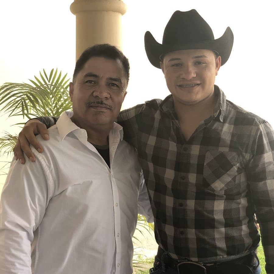 "Cuando me equivoco me ayudas, cuando dudo me aconsejas y siempre que te llamo estás a mi lado Te respeto, te quiero y te admiro… desde ayer, hoy y en todos mis días #FelizDiaDelPadre", publicó uno de los vocalistas de Los Recoditos.