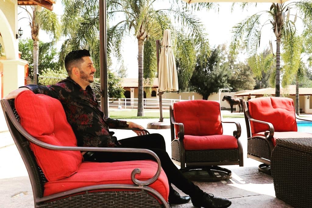 Estudió canto y ópera en la Escuela de Artes de Culiacán, Sinaloa.