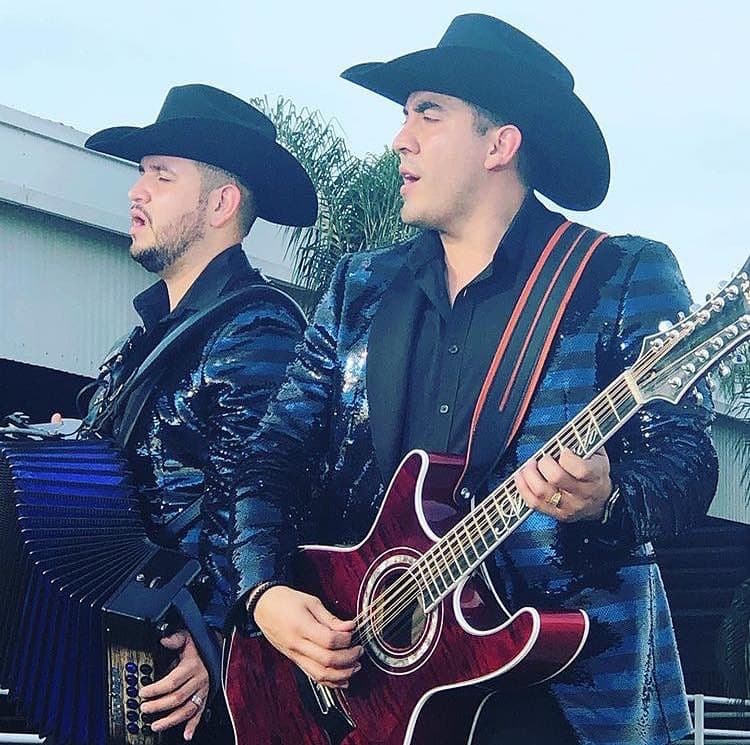 El cantante de Calibre 50, Edén Muñoz, compartió varios videos en sus redes sociales, donde se ve a los distintos músicos grabando y pasando un buen rato.