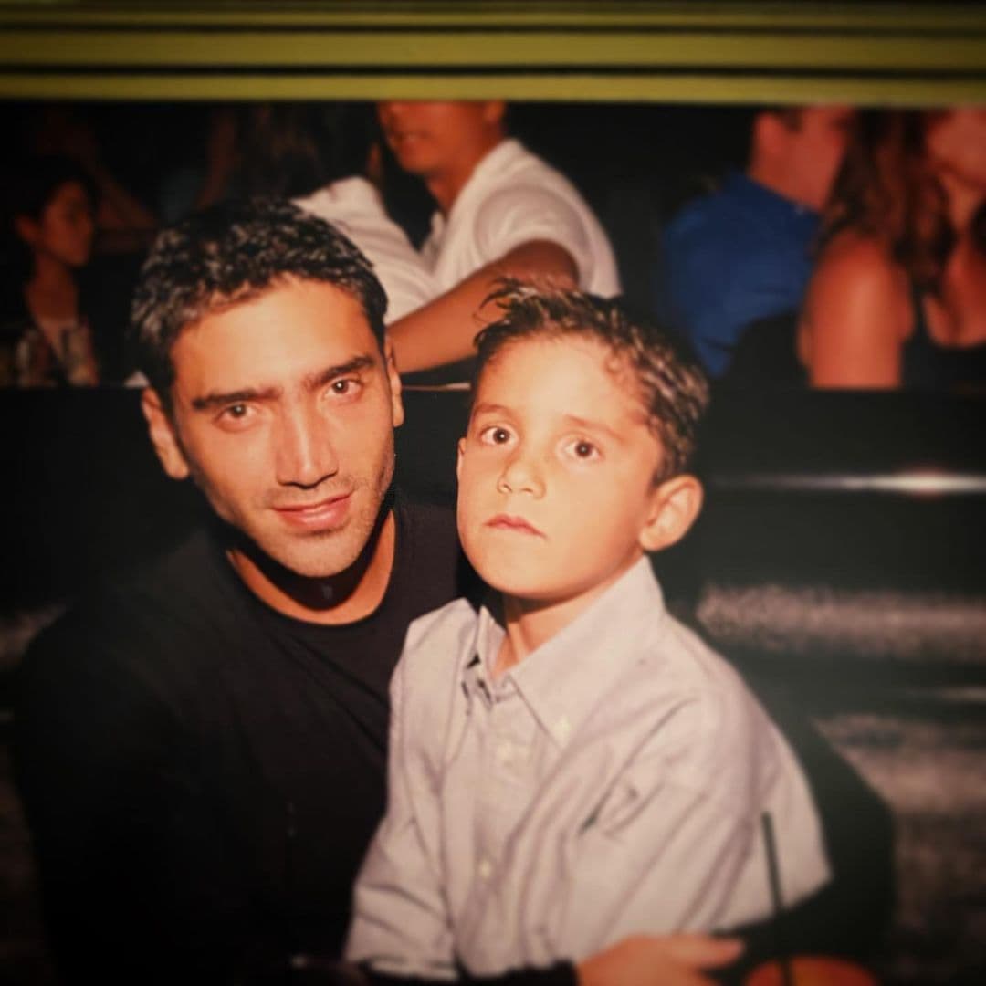 Con tan solo 22 años, 'El Potrillo' se convirtió en padre por primera vez, con la llegada de su hijo Alejandro Fernández Jr., a quien tuvo con su primera esposa, América Guinart.