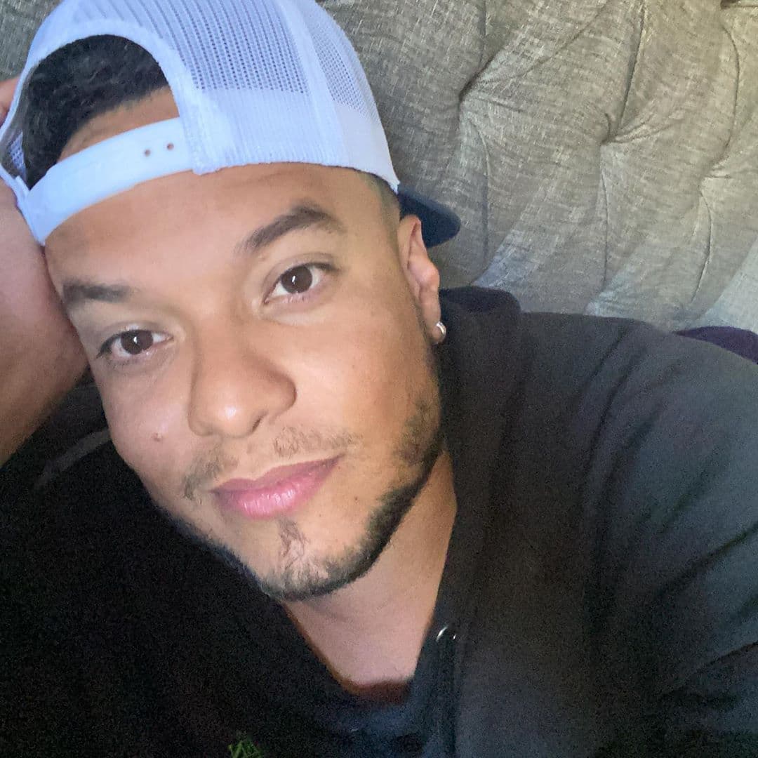 Lorenzo Méndez. El esposo de Chiquis también se contagió de Covid-19. En un video, su pareja, Chiquis, platicó que al haberse alojado en un hotel de San Diego estuvieron en riesgo por lo que decidieron hacerse la prueba.