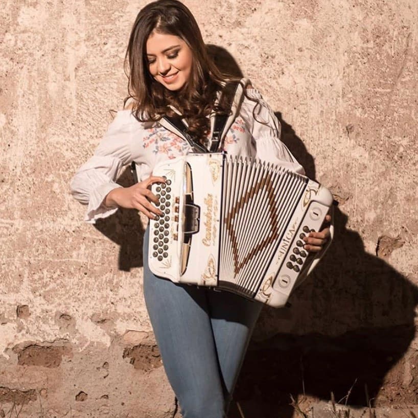 Janeth Valenzuela es una grupera que está comenzando su carrera como acordeonista y cantante dentro del regional mexicano.