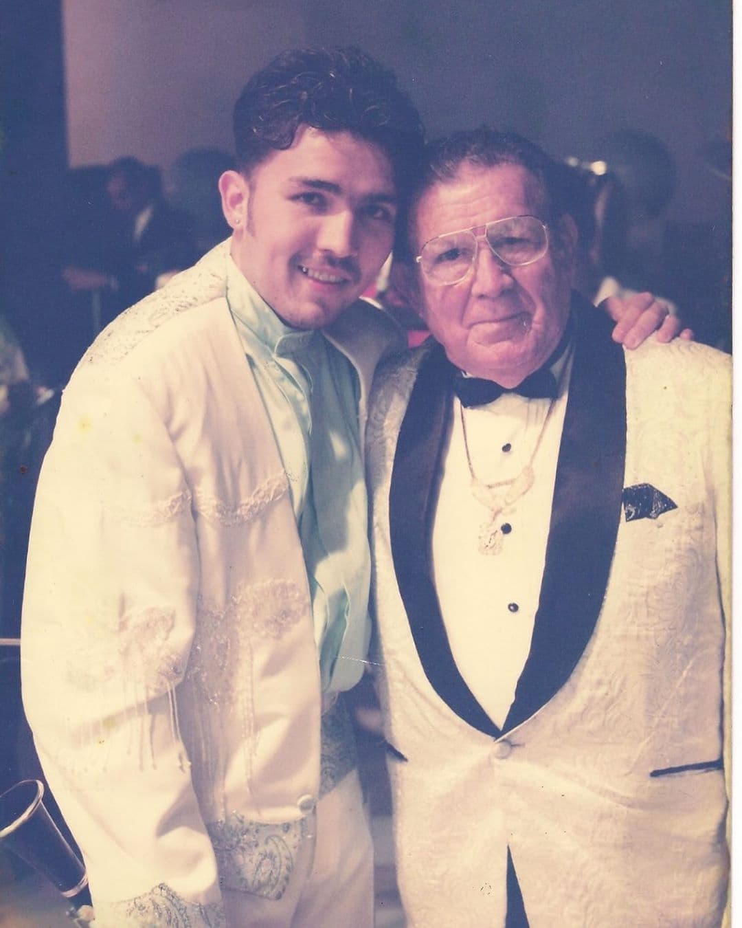 "Agradezco a Dios la Bendición de ser Hijo de un Papá como Usted, que fue Comprensivo, Alegre, Fuerte, Decidido, Cariñoso, que me enseño a ser un un Hombre de bien para así ser un Mejor Papa como Usted, Gracias por cuidar de Nosotros para que no nos faltara nada. Gracias por Amar y Respetar a Mi Madre y enseñarnos que lo más importante es la Familia. Hay tantas cosas que agradecerte cada día, pero hoy más que siempre le doy las Gracias por su Ejemplo, Apoyo, Enseñanzas, Dedicación y sobre todo tu Amor", escribió Poncho Lizárraga