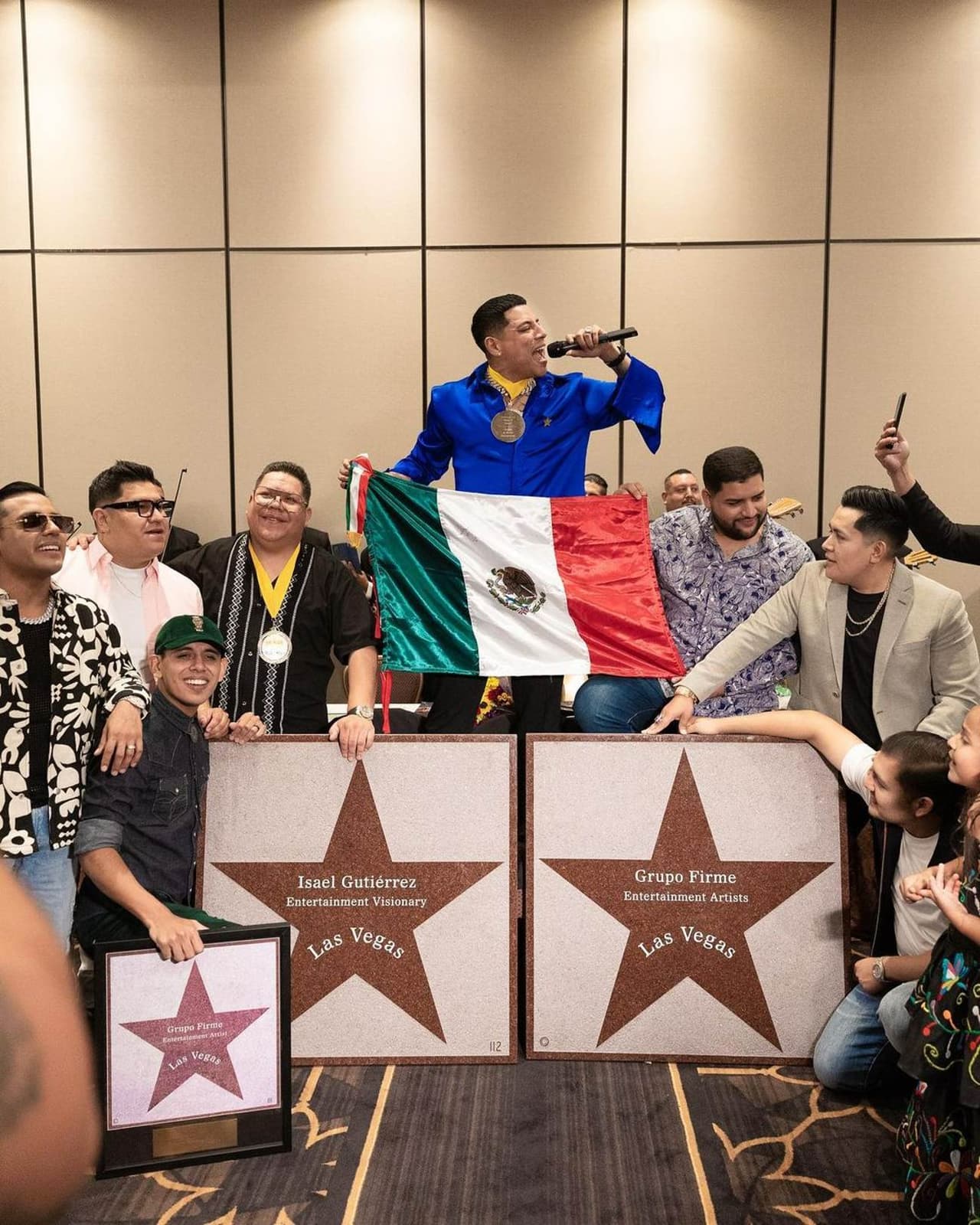 Grupo Firme recibe estrella en el paseo de la Fama de Las Vegas.