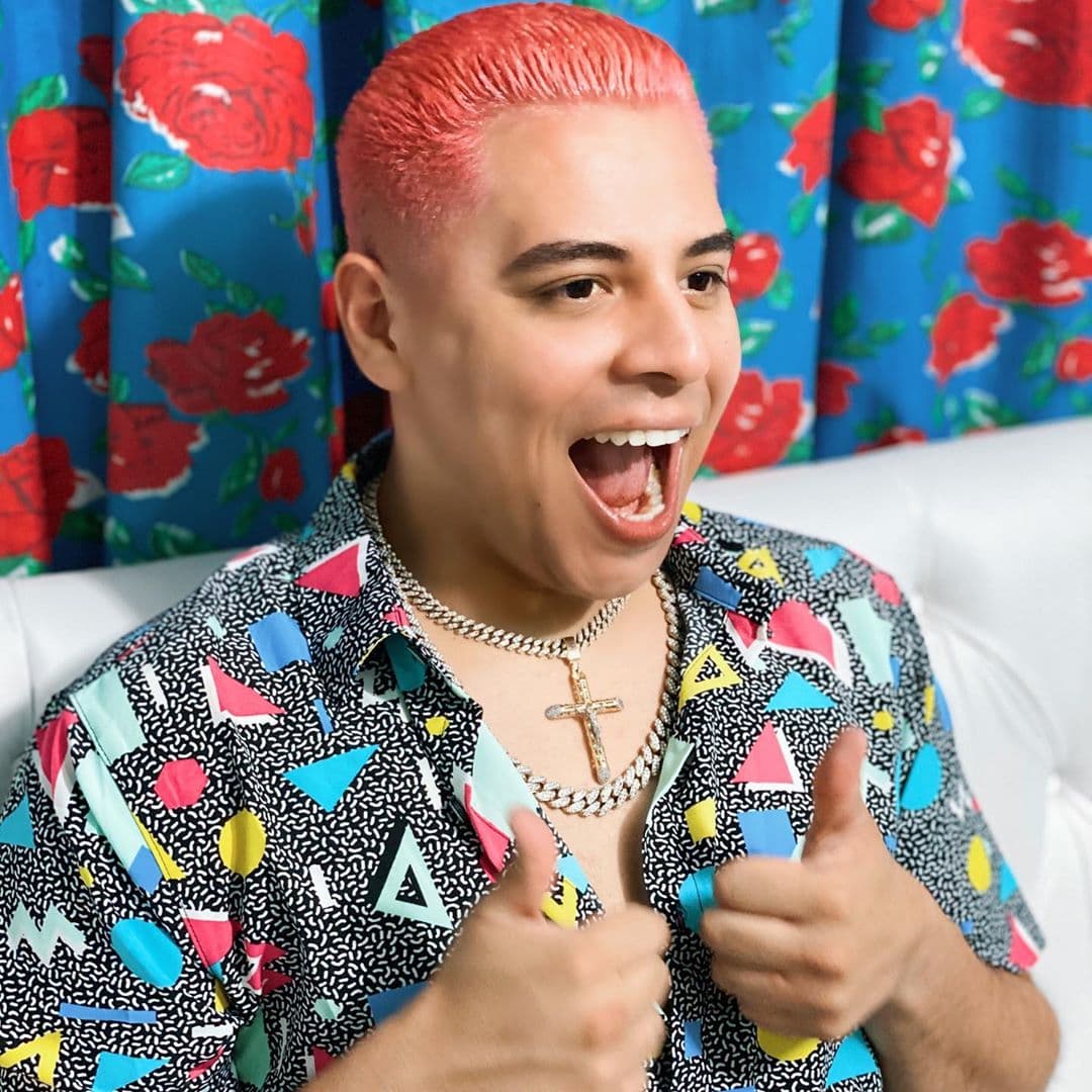 Eduin Caz, cantante de Grupo Firme, publicó varias fotos de su nuevo look.