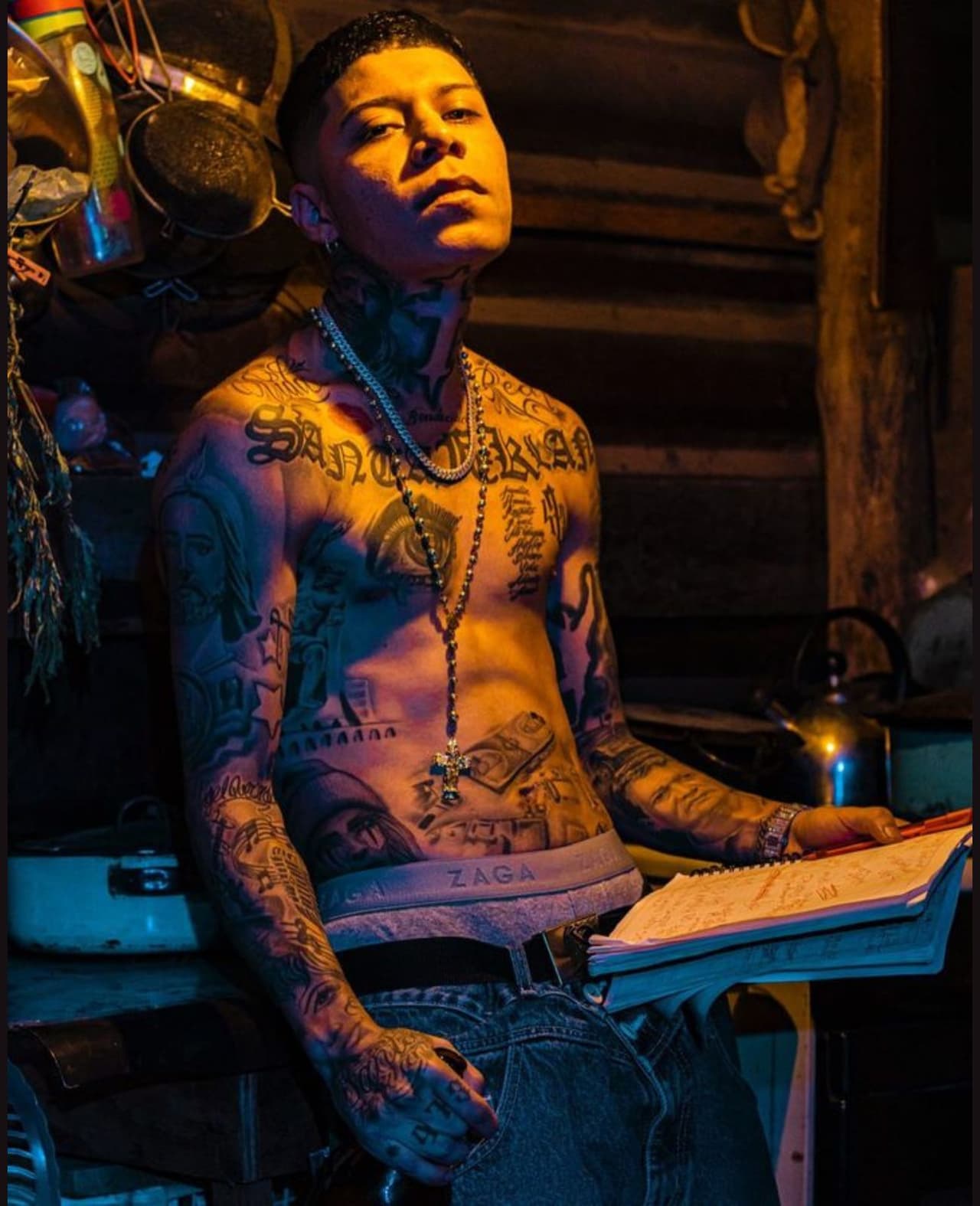 Santa Fe Klan tiene plasmado en su cuerpo el rostro de Maya Nazor, José Alfredo Jiménez y el de Cristo.