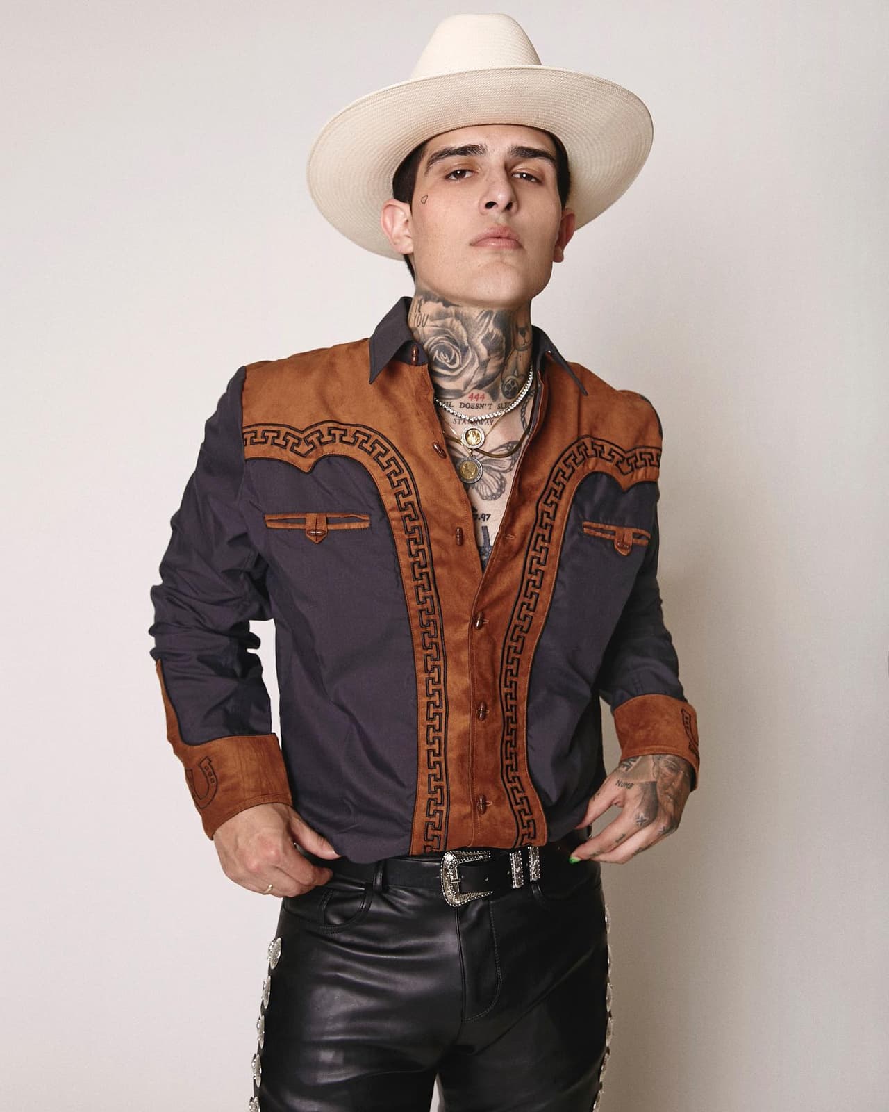 Adriel Favela en TREBEL.