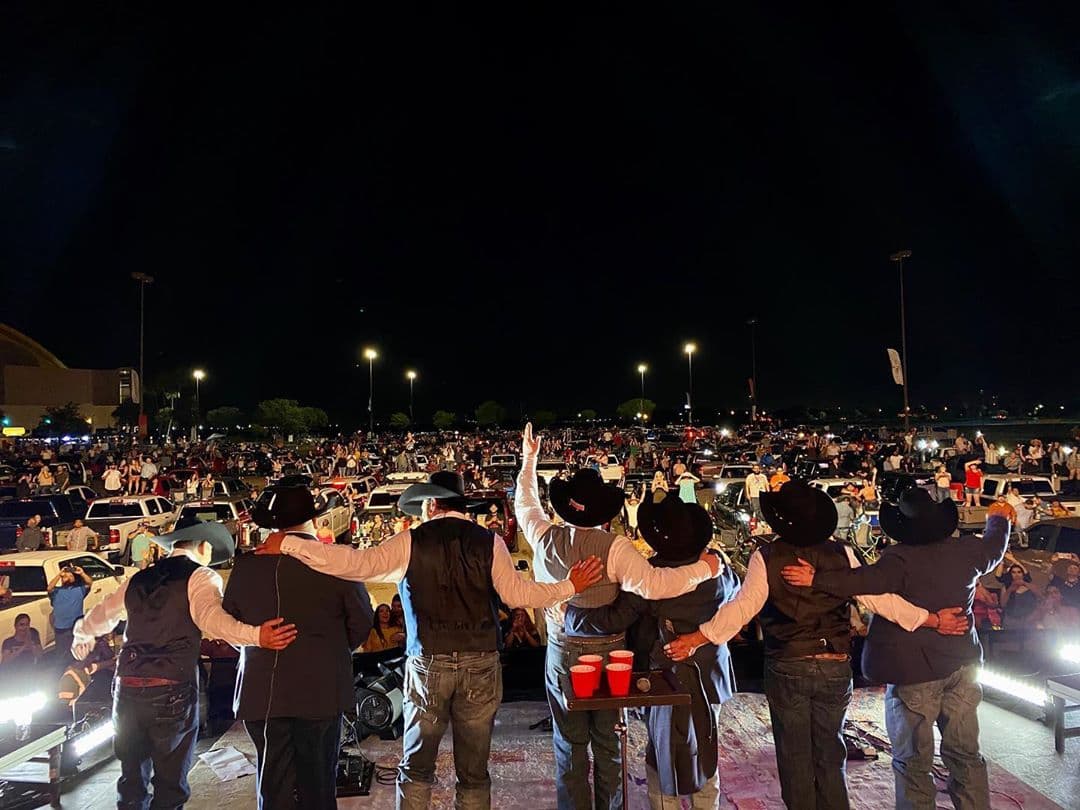 Los afectados fueron René Martínez (Batería), Félix Salinas (Bajo), Sergio Serna (Percusiones), Johnny Lee Rosas (Bajosexto y segunda voz) y Juan Hernández (Ritmos y animación). Su líder, Ricky Muñoz, y su compañero Alejandro Gulmar salieron negativos a la prueba del coronavirus.