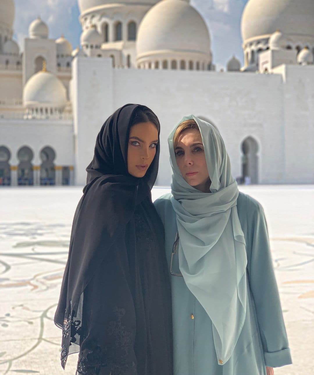 Además, la vocalista visitó Sheikh Zayed, la mezquita más grande de los Emiratos Árabes Unidos.