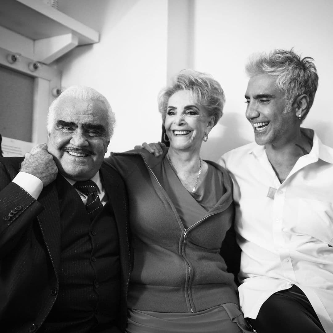Otra dinastía musical con una mamá, y esposa, que ha estado ahí para apoyar la carrera de toda su familia, son los Fernández. Cuquita, la viuda de Vicente Fernández, y madre de Alejandro es reconocida por todos los seguidores de esta familia. "Te amo, eres un gran ejemplo como madre y como ser humano", escribió en una publicación su hijo Alejandro.